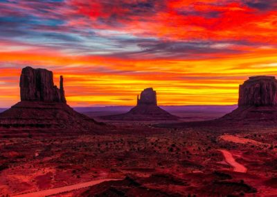 Monument Valley auringonlaskun aikaan