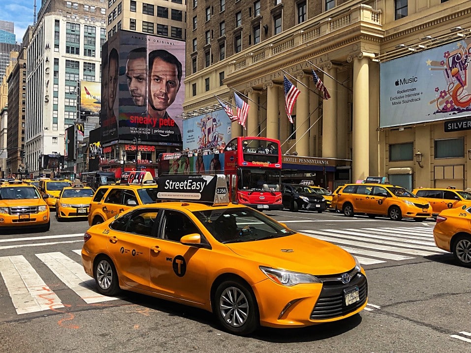 Keltaisia takseja Manhattanin kaduilla