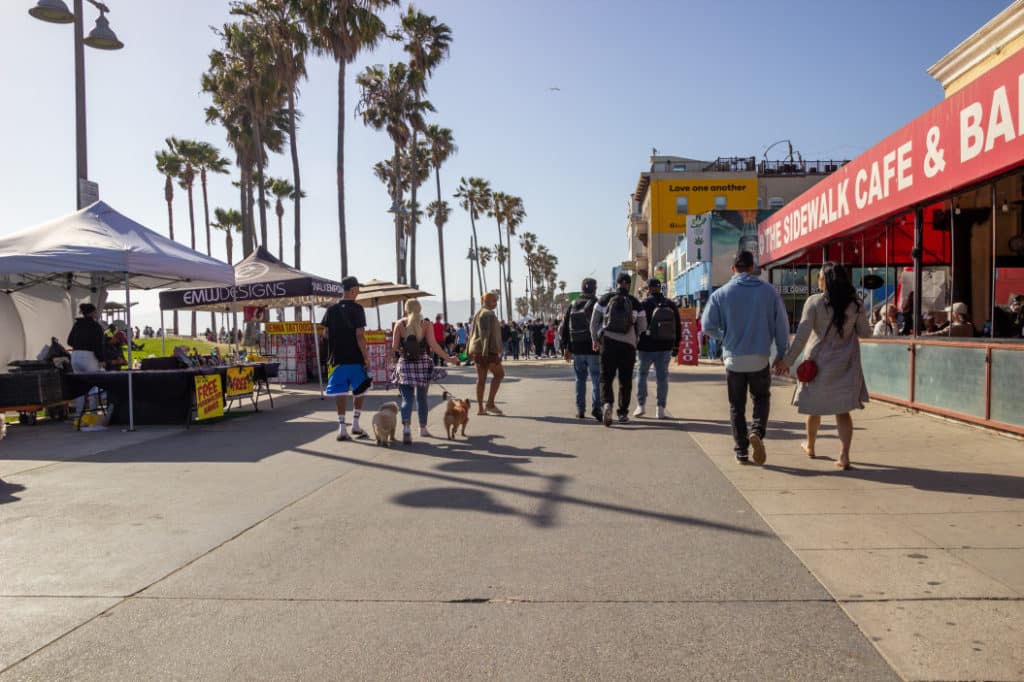 Ihmisiä Venice Beachin kävelykadulla